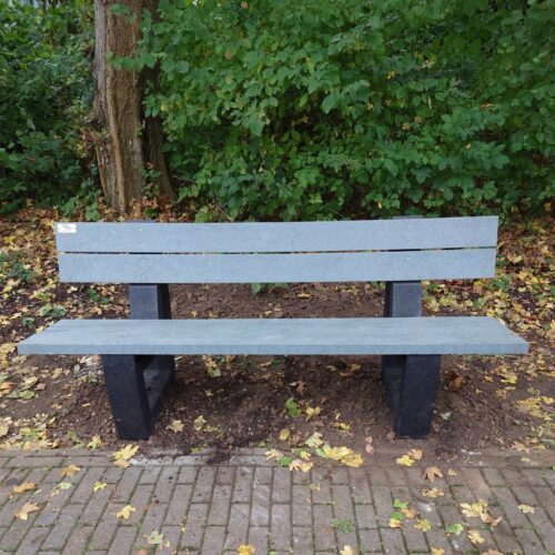Kunststof parkbank Bonn Govaplast 72 De grijze uitvoering van deze voordelige en duurzame parkbank. Ideaal in bosrijke, groene omgevingen omdat vuil en groen zich niet hecht.